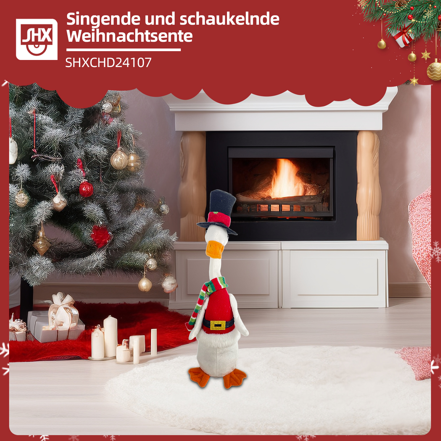Ein Stoffgans mit Hut und Schal steht auf einem weißen Teppich. Ein Weihnachtsbaum und ein Kamin mit Feuer sind im Hintergrund.