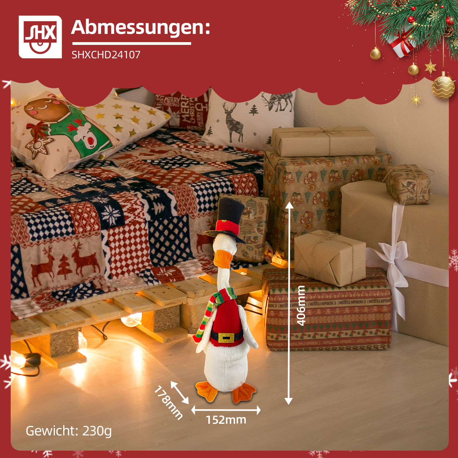 Ein Plüschgans mit Hut und Schal steht in der Nähe von Geschenken und einem dekorierten Bett mit festlichen Kissen in einem gemütlichen, weihnachtlichen Raum.