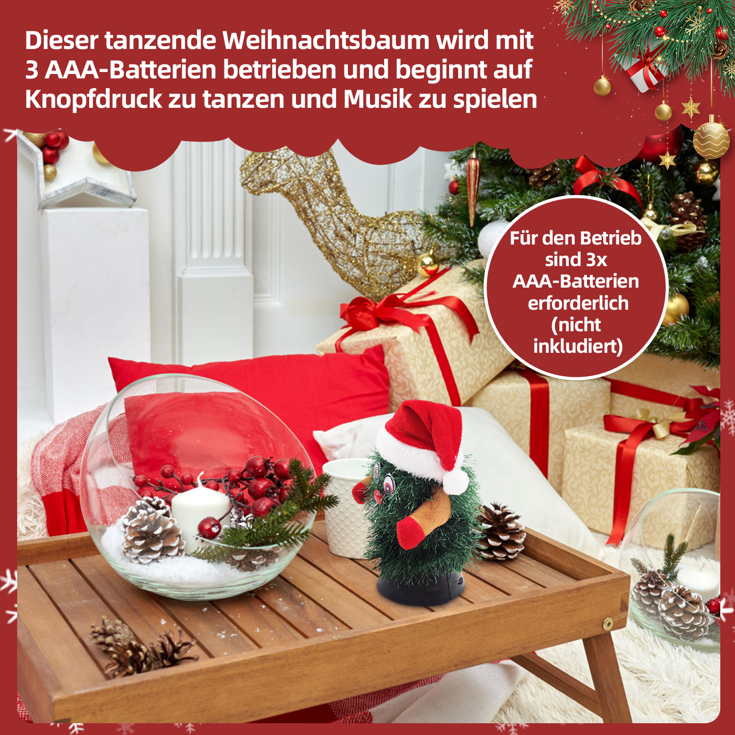 Ein tanzender Weihnachtsbaum mit Weihnachtsmütze steht auf einem Holztablett. Eine Glasschale mit Kerze und Tannenzapfen ist daneben.
