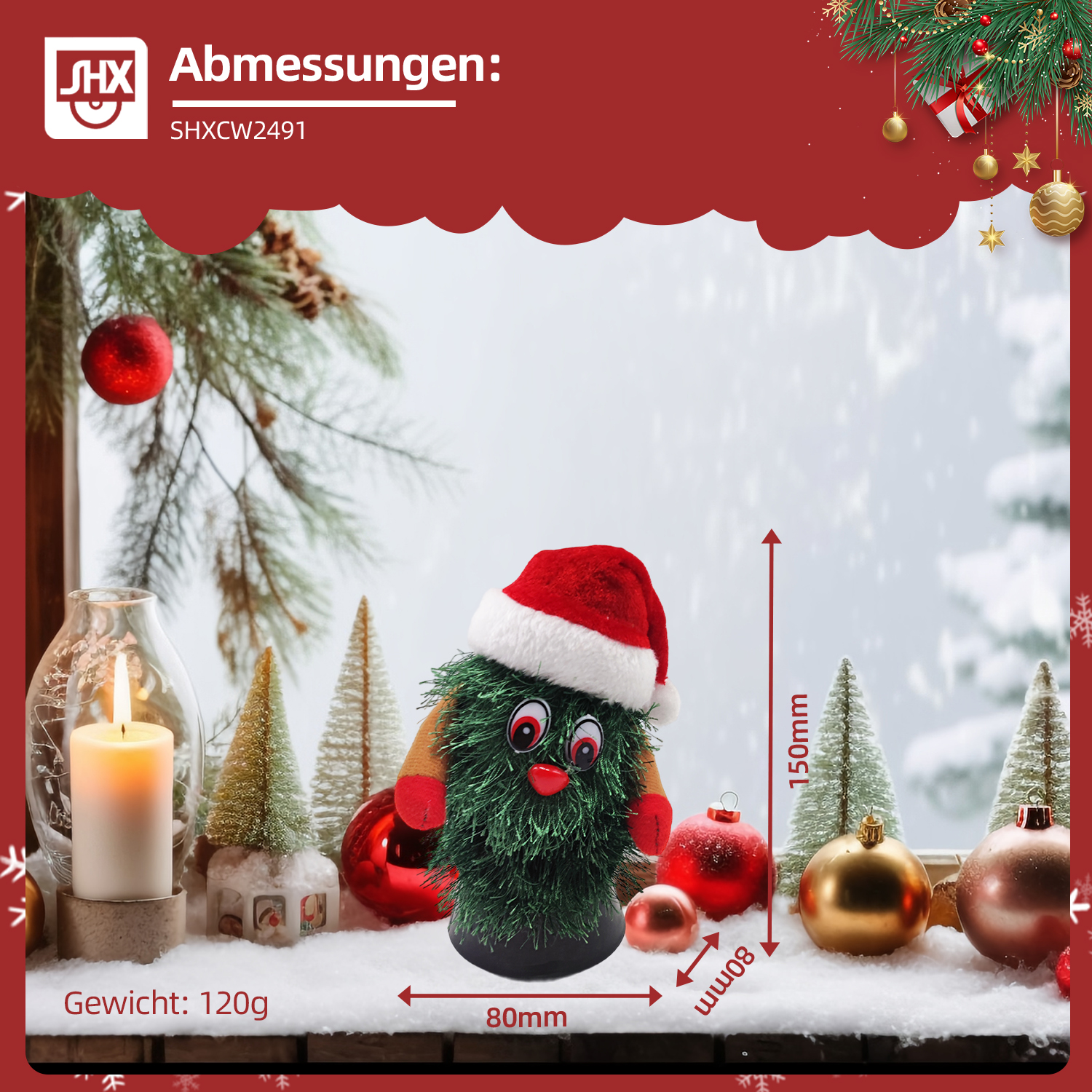 Eine Weihnachtsbaumdekoration mit Weihnachtsmütze. Sie steht auf einer verschneiten Oberfläche, umgeben von Ornamenten und kleinen Weihnachtsbäumen.