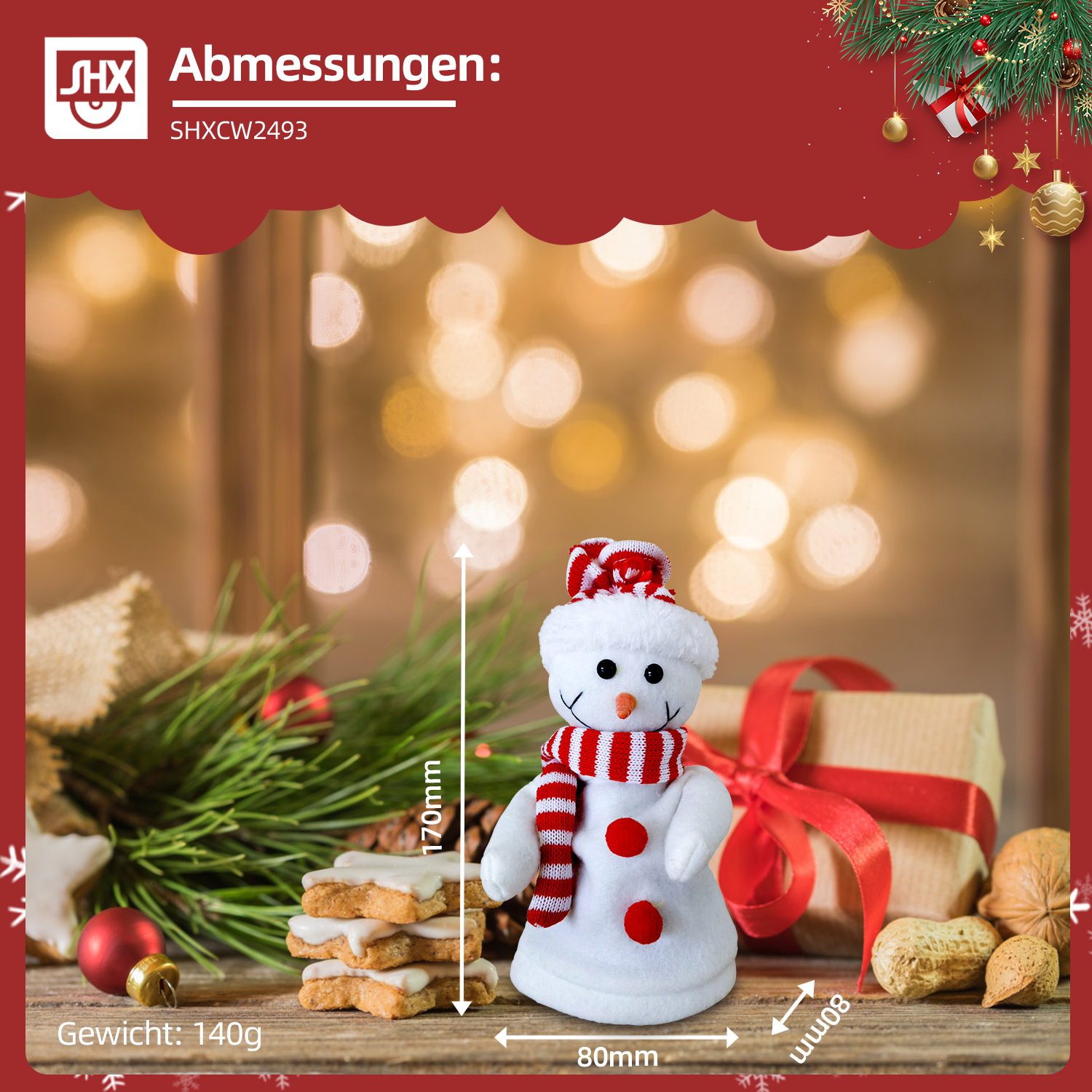 Ein Schneemann mit rotem Schal, Mütze und Knöpfen. Weihnachtsdekorationen und Geschenke sind im Hintergrund. Es ist auf einer Holzoberfläche.
