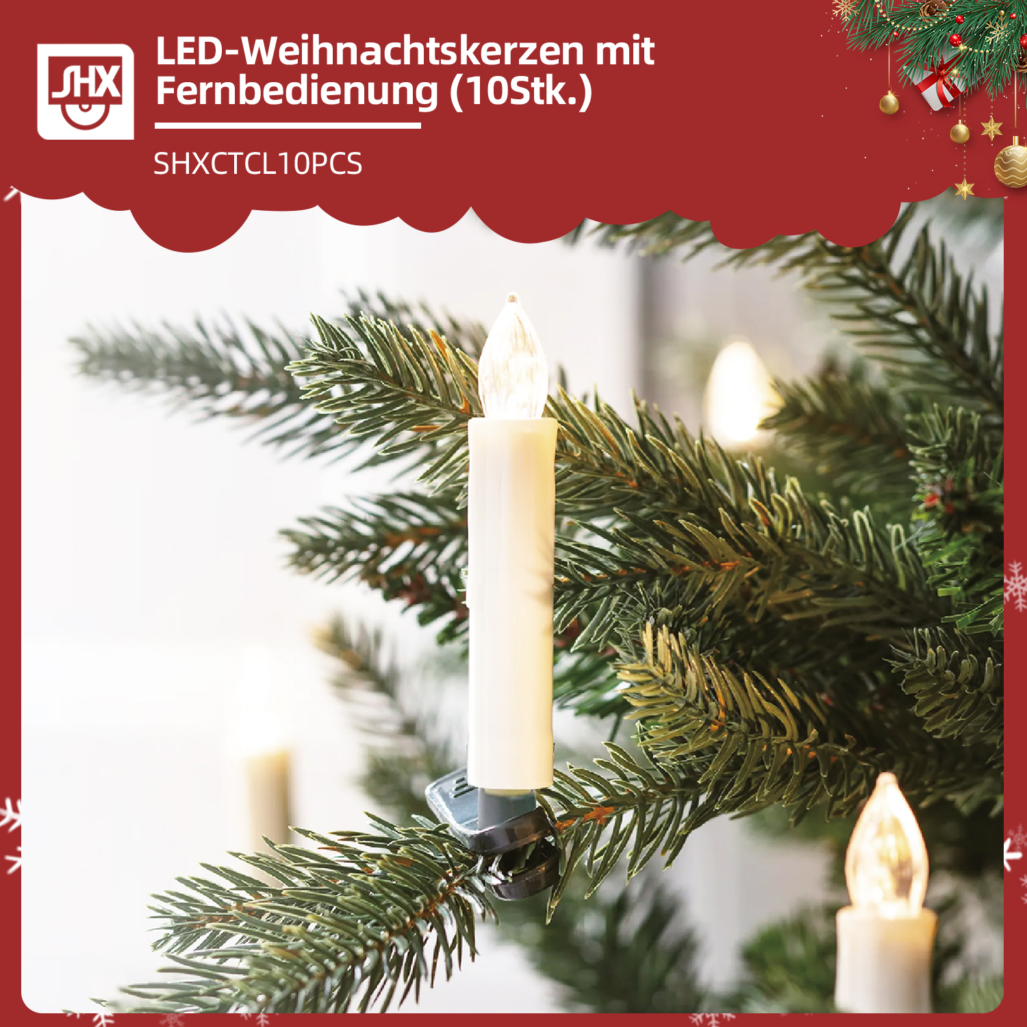 LED-Weihnachtskerzen auf einem Tannenbaum. Eine Kerze im Fokus, andere verschwommen. Roter Hintergrund mit Text und Weihnachtsdeko.