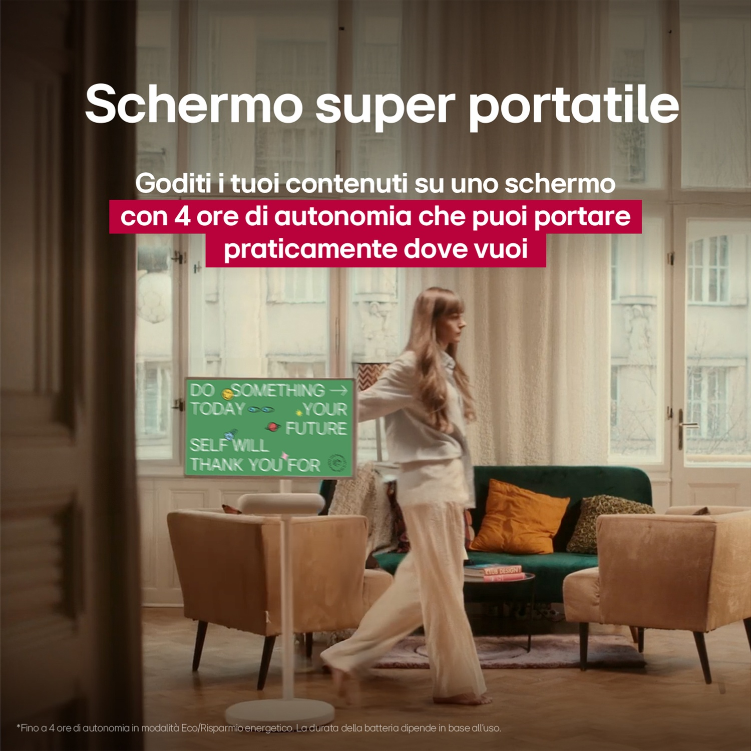 Una donna cammina vicino a uno schermo su un supporto. Il testo sullo schermo dice: Fai qualcosa oggi, il tuo futuro te ne sarà grato.