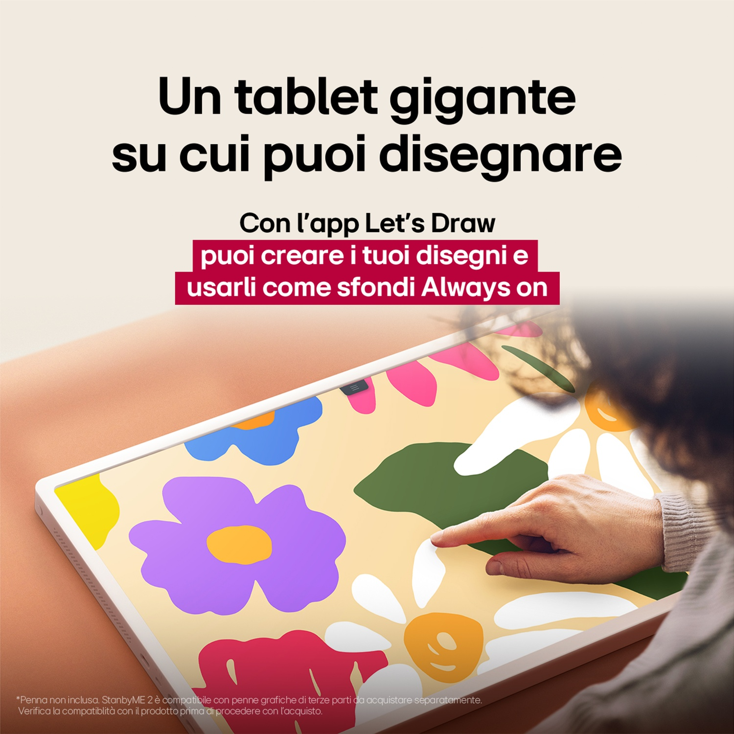 Una mano tocca lo schermo di un tablet con disegni floreali. Il testo in alto dice: 'Un tablet gigante dove puoi disegnare'.