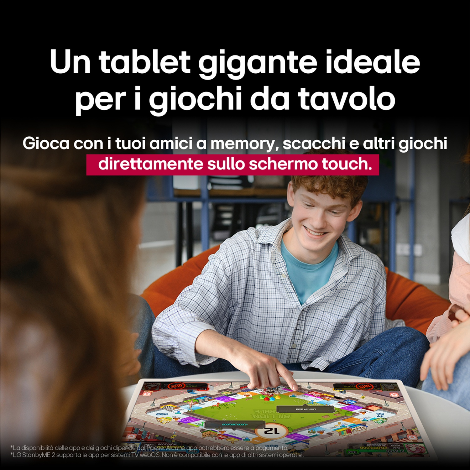 Un giovane indica un gioco da tavolo su un tablet. Testo italiano: 'Ideale per i giochi da tavolo'.