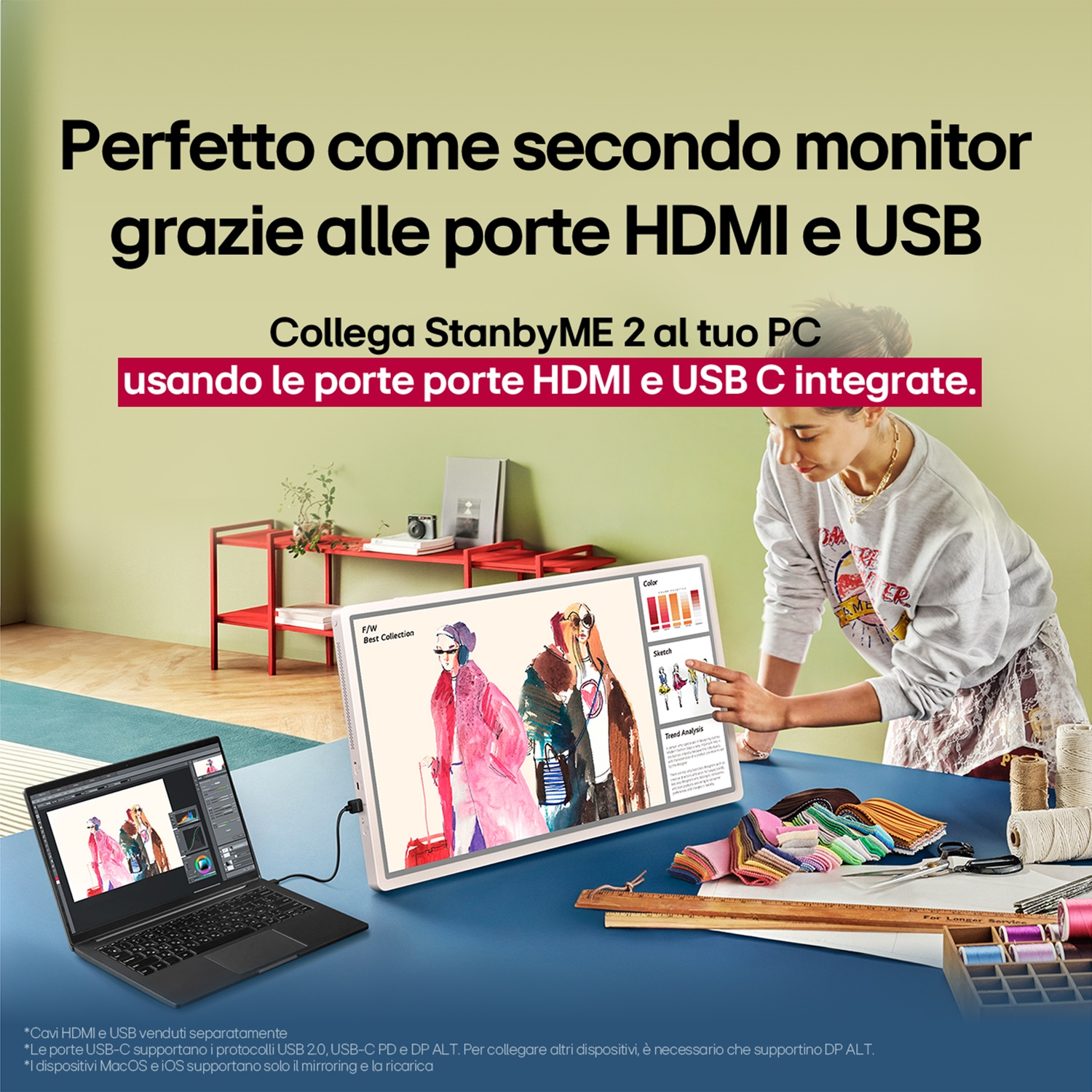 Donna usa laptop collegato a monitor con schizzi moda. Tavolo con tessuti, forbici e fili. Testo su porte HDMI e USB.