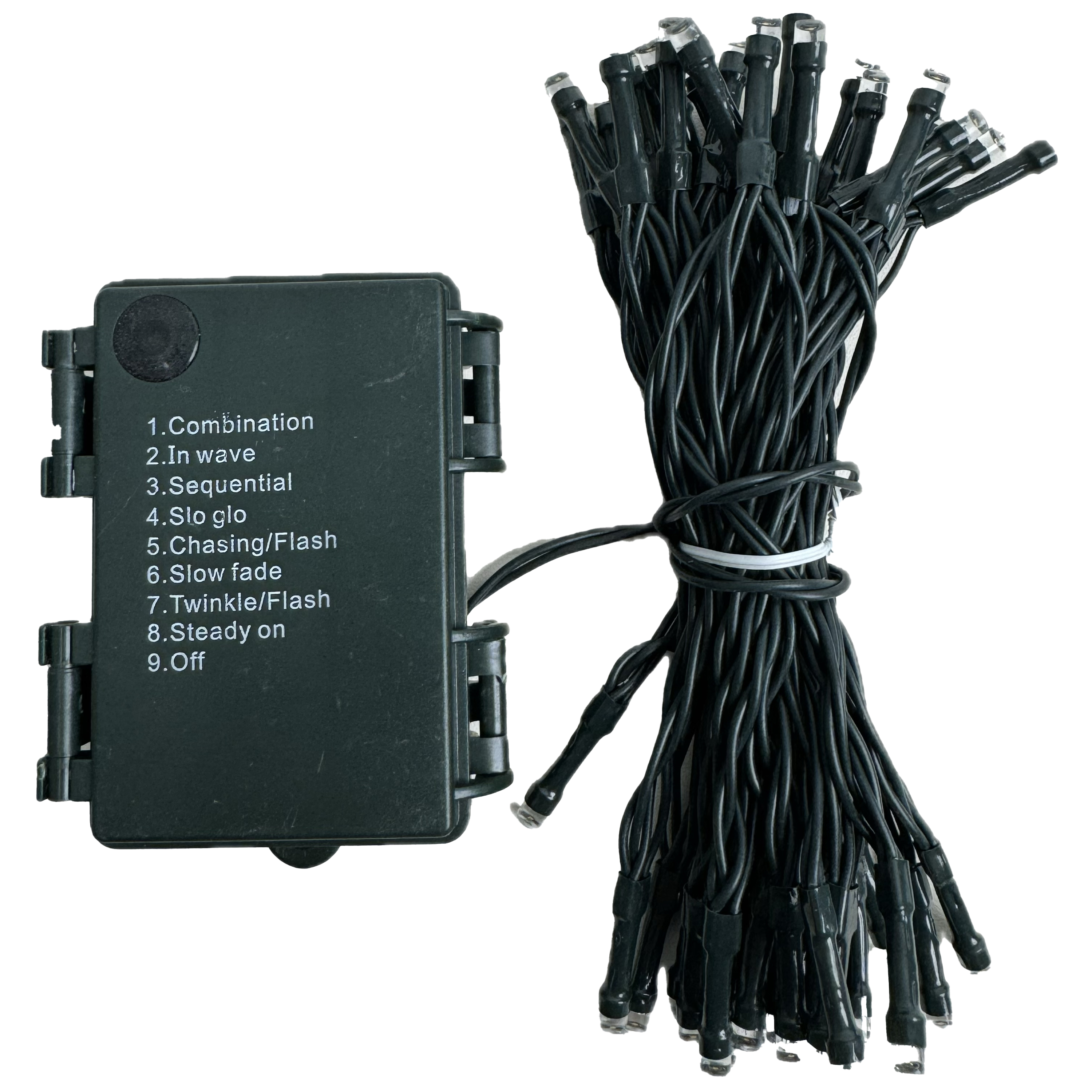 Eine Lichterkette mit einer Steuerbox. Die Lichter sind schwarz, die Box grün. Der Hintergrund ist schwarz.