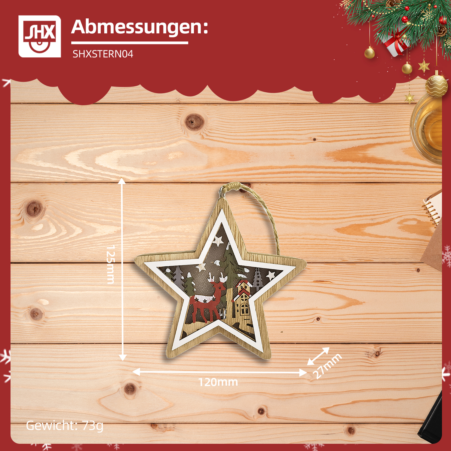 Hölzerner Sternschmuck mit Hirsch-, Haus- und Baumdetails auf Holzoberfläche. Abmessungen: 120mm x 125mm x 27mm. Gewicht: 73g. Weihnachten.