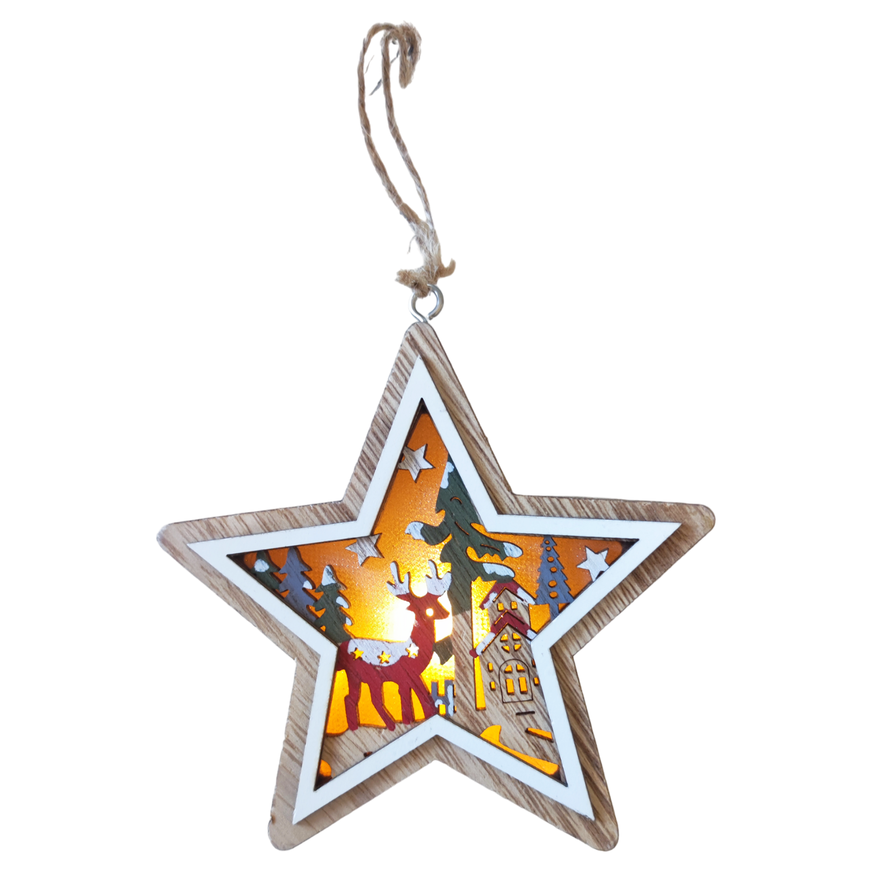 Hölzerner Stern-Ornament mit einer Winterszene. Es zeigt einen Hirsch, Bäume und ein Haus auf schwarzem Hintergrund.