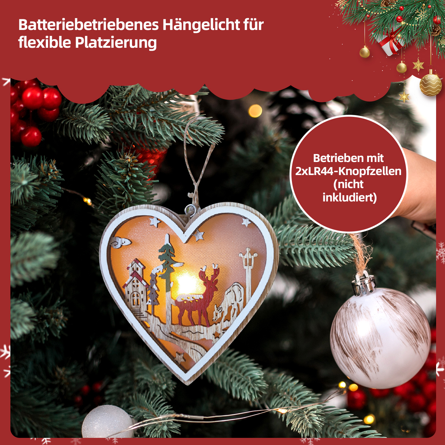 Ein herzförmiger Weihnachtsschmuck mit einem Hirsch darin, der an einem Weihnachtsbaum hängt. Rechts ist ein weißer Kugelornament.