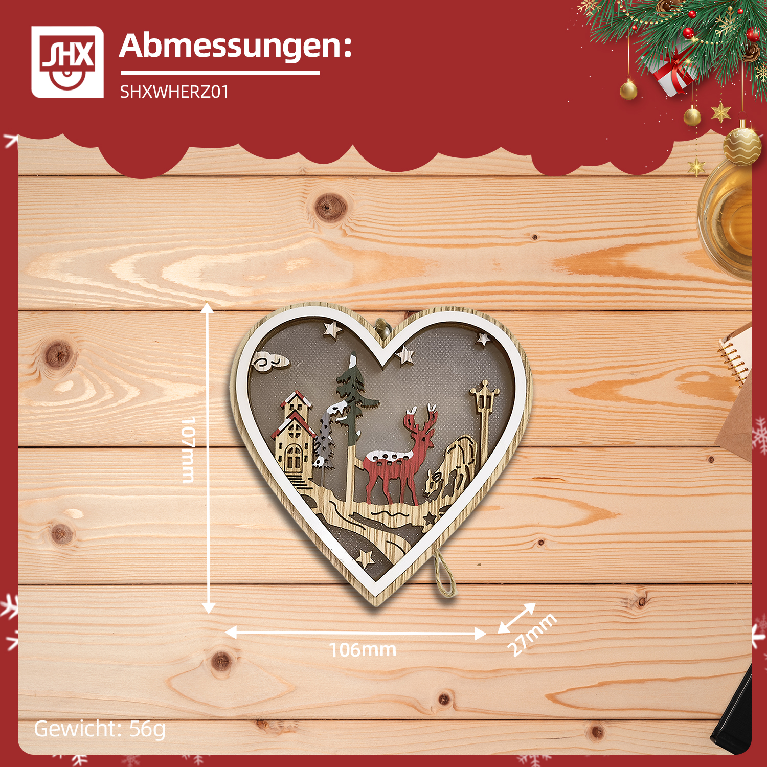 Herzförmiger Holzschmuck mit Weihnachtsszene: Hirsche, Häuser und Bäume. Abmessungen sind mit rotem Hintergrund angegeben.