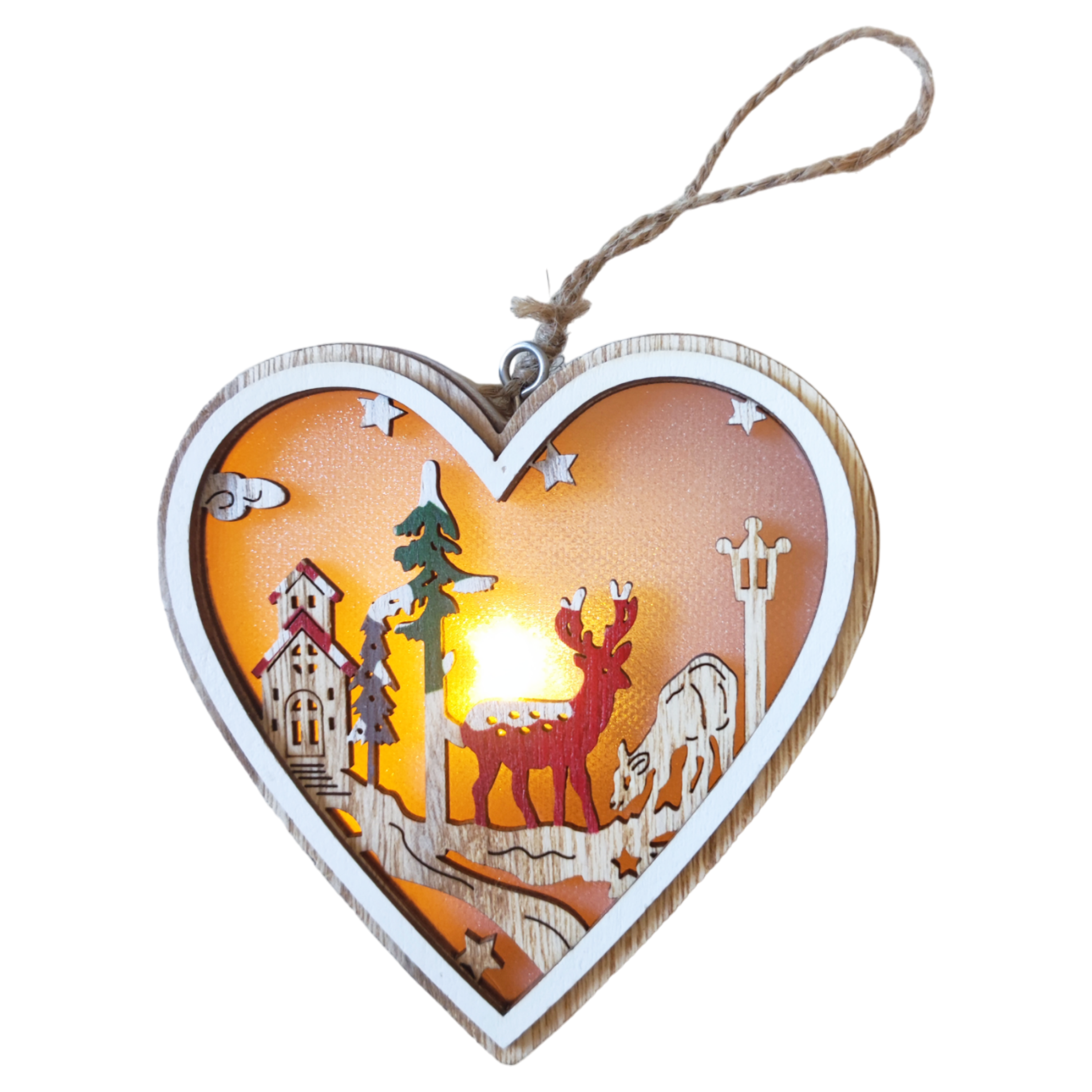 Holzherz-Ornament mit Winterszene: Hirsche, Bäume, Häuser und Sterne. Es hat einen beigen Faden zum Aufhängen.
