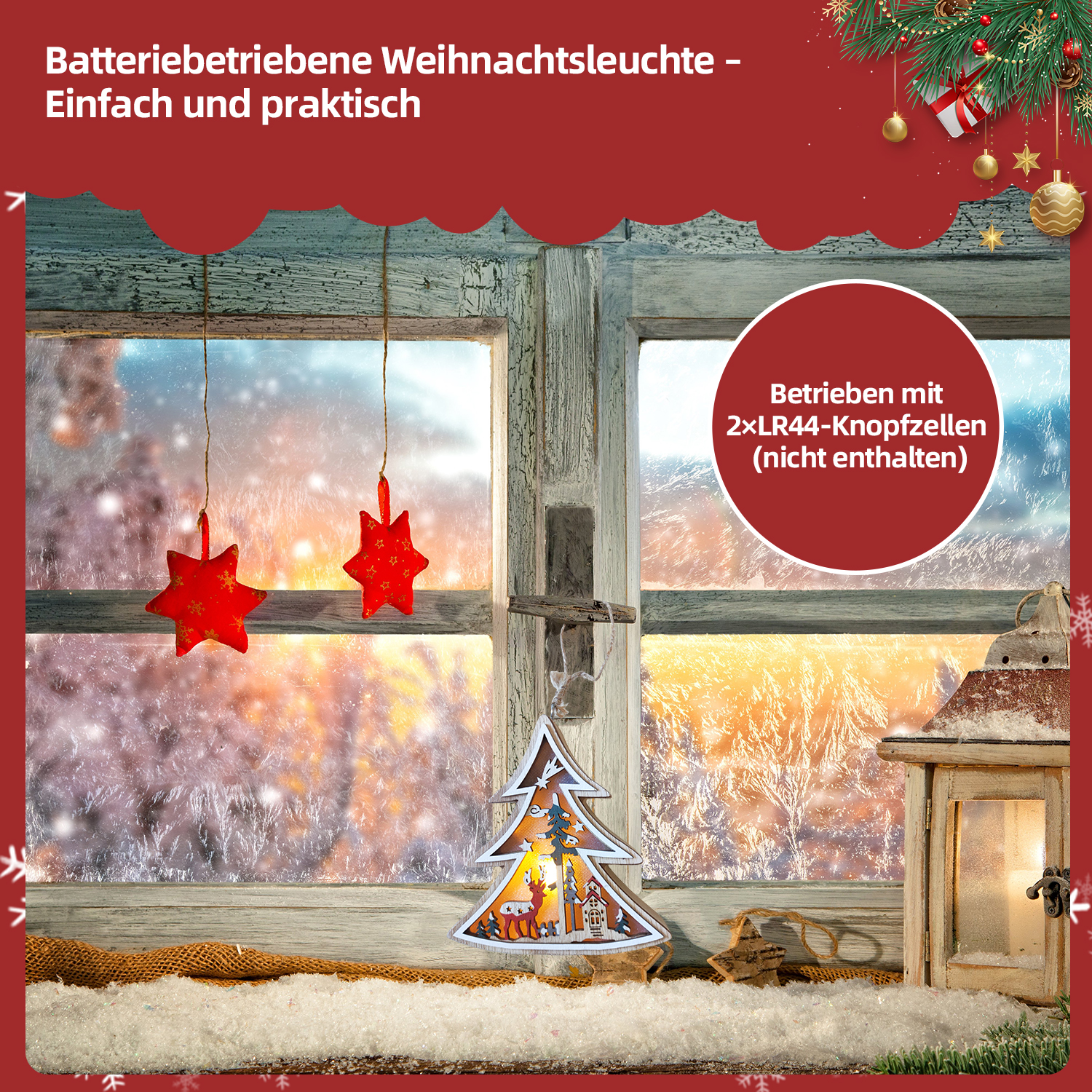 Eine Weihnachtsszene mit einem Fenster, roten Sternornamenten und einer hölzernen Weihnachtsbaumdekoration. Schnee und eine Laterne im Vordergrund.