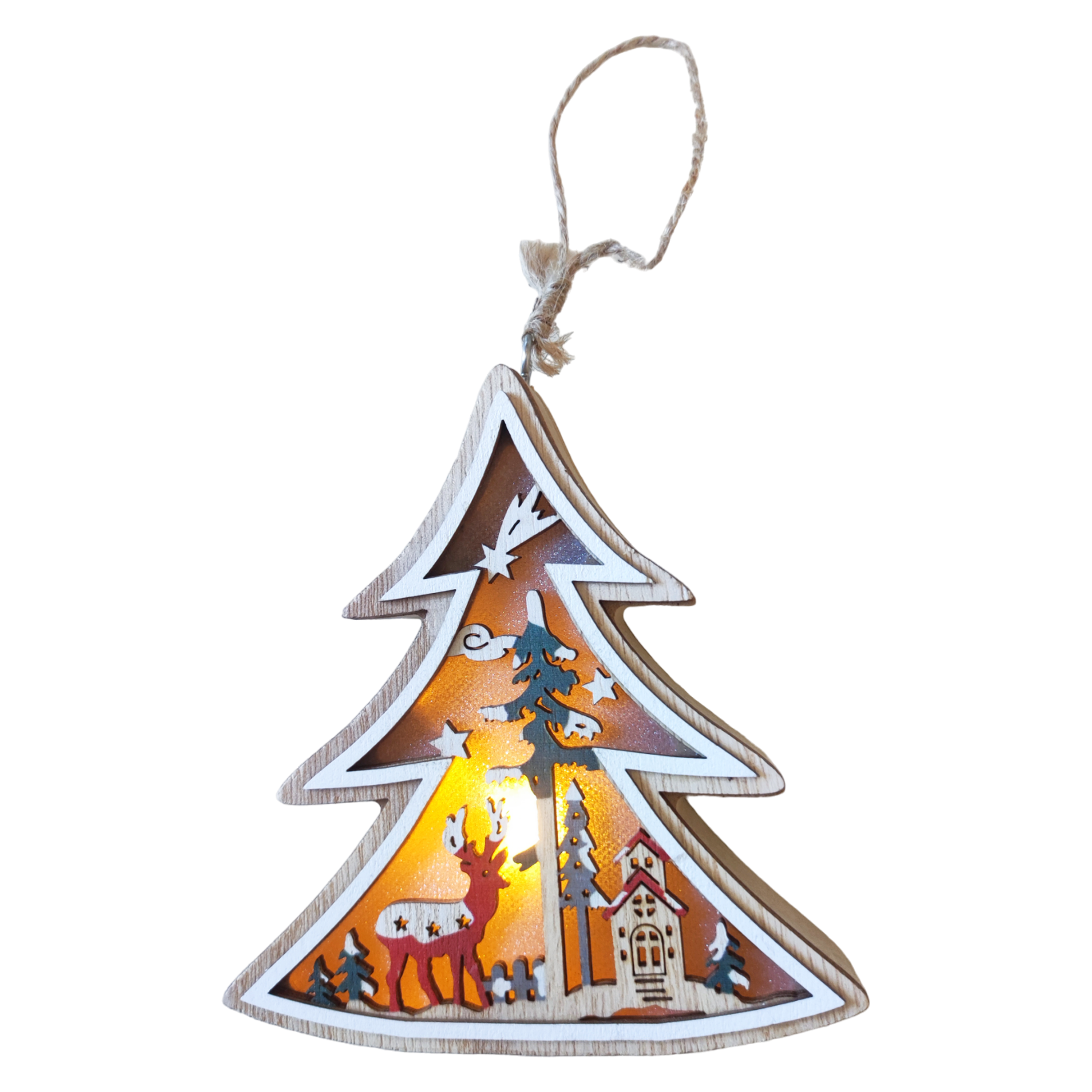 Weihnachtsbaumschmuck aus Holz mit Hirsch, Haus, Bäumen und Lichtern. Schwarzer Hintergrund.