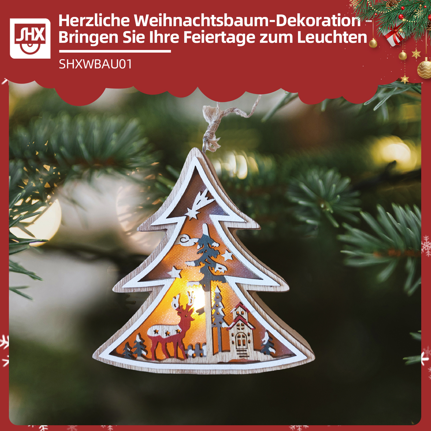 Ein hölzerner Weihnachtsbaumschmuck mit Hirsch- und Hausdesign, der an einem Kiefernzweig hängt. Warmes Licht beleuchtet das Innere.