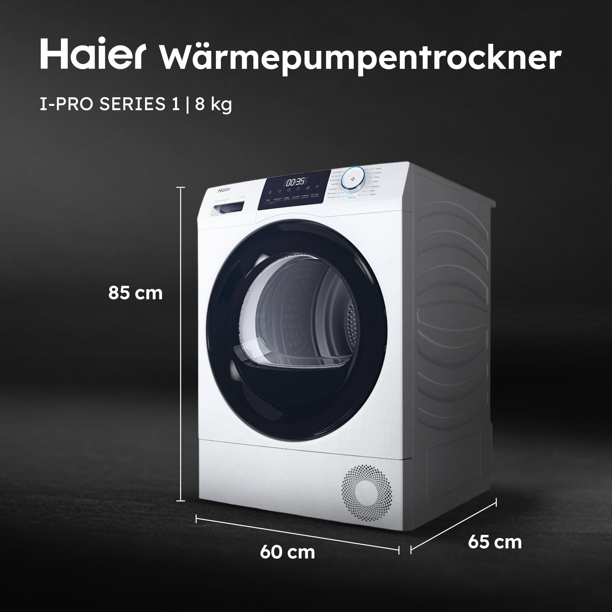 Ein weißer Haier Wärmepumpentrockner vor dunklem Hintergrund. Abmessungen werden angezeigt. Der Trockner hat eine schwarze Tür.