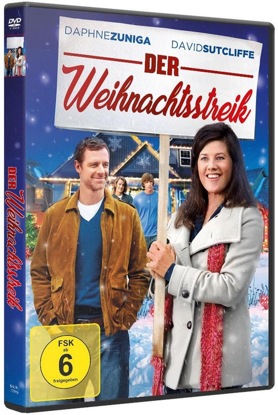 Ein Mann und eine Frau stehen vor einem weihnachtlich geschmückten Haus im Schnee.