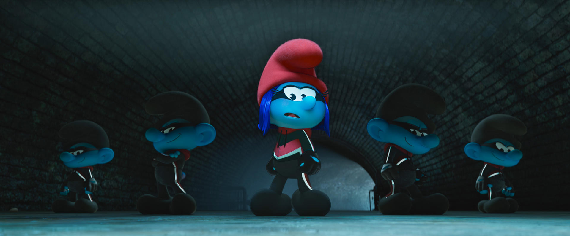 Eine Gruppe Schlümpfe in einem dunklen Tunnel. Einer trägt einen roten Hut und eine Jacke, die anderen schwarze Mützen und Outfits.