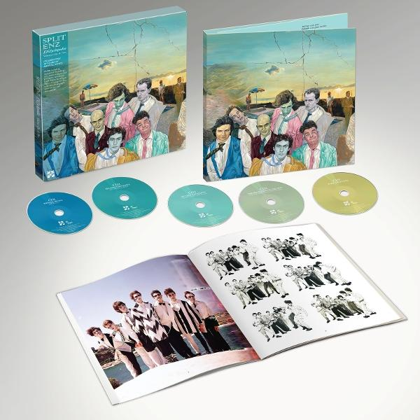 Album-Set mit CDs, Broschüre und Kunstwerken. Mit Bandmitgliedern und surrealer Landschaftskunst. Verschiedene Farben und Designelemente sind sichtbar.