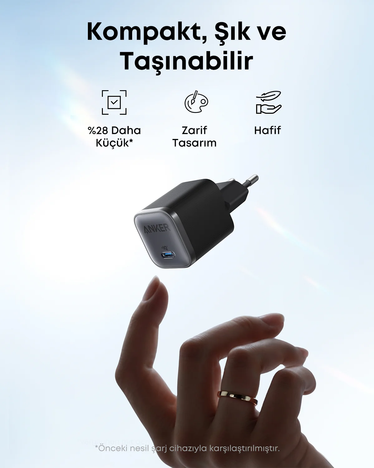 Altın yüzüklü bir elin tuttuğu siyah bir Anker şarj cihazı. Yukarıdaki metin kompakt, şık ve taşınabilir diyor.