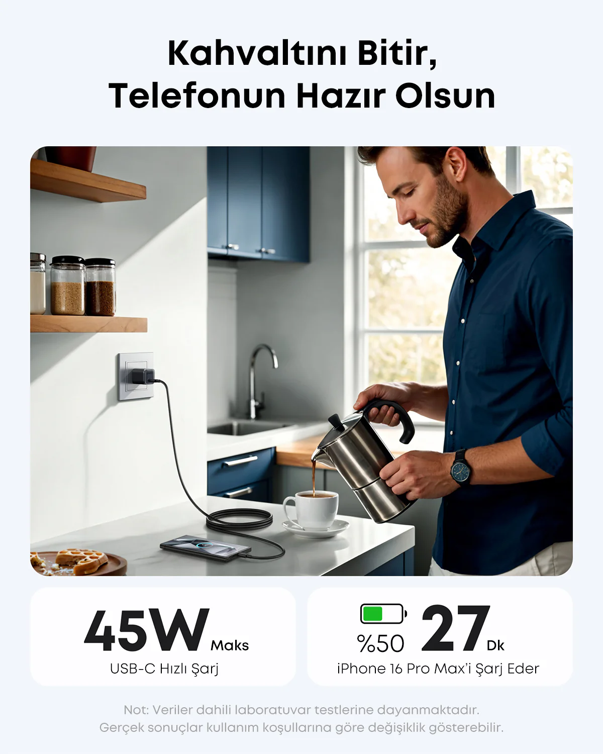 Bir adam kahve döküyor. Telefon USB-C ile şarj oluyor. Ekranda '45W Maks USB-C Hızlı Şarj' yazıyor. iPhone 27 dakikada %50 şarj oluyor.