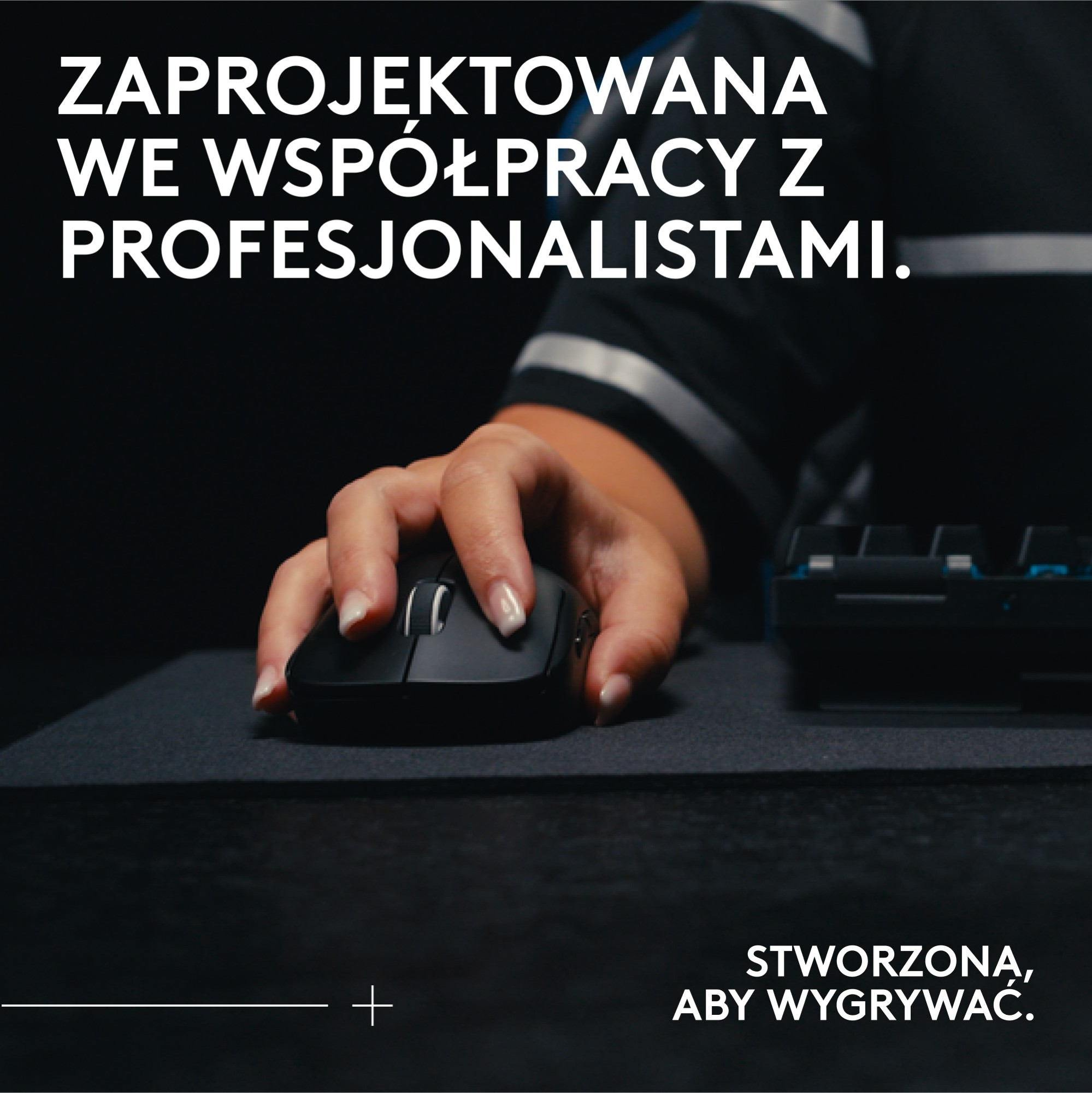 Dłoń używa czarnej myszy na czarnej powierzchni. Tekst: 'Zaprojektowano we współpracy z profesjonalistami'.