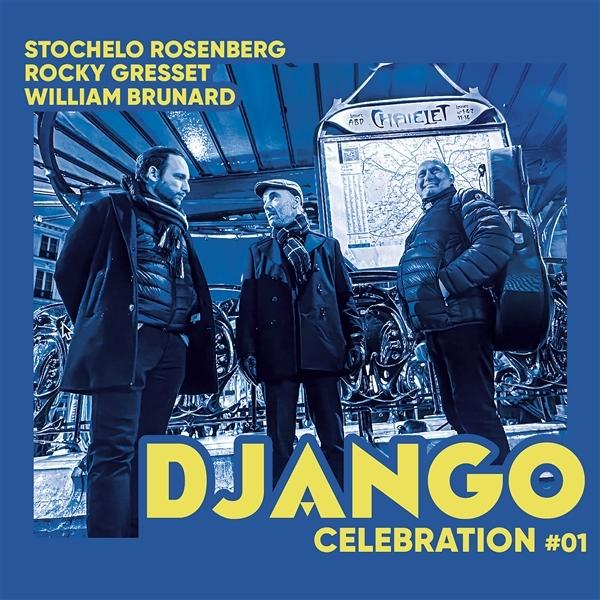 Drei Männer stehen vor einem U-Bahnschild. Der Text lautet Django Celebration #01. Die Männer tragen Mäntel und Schals.