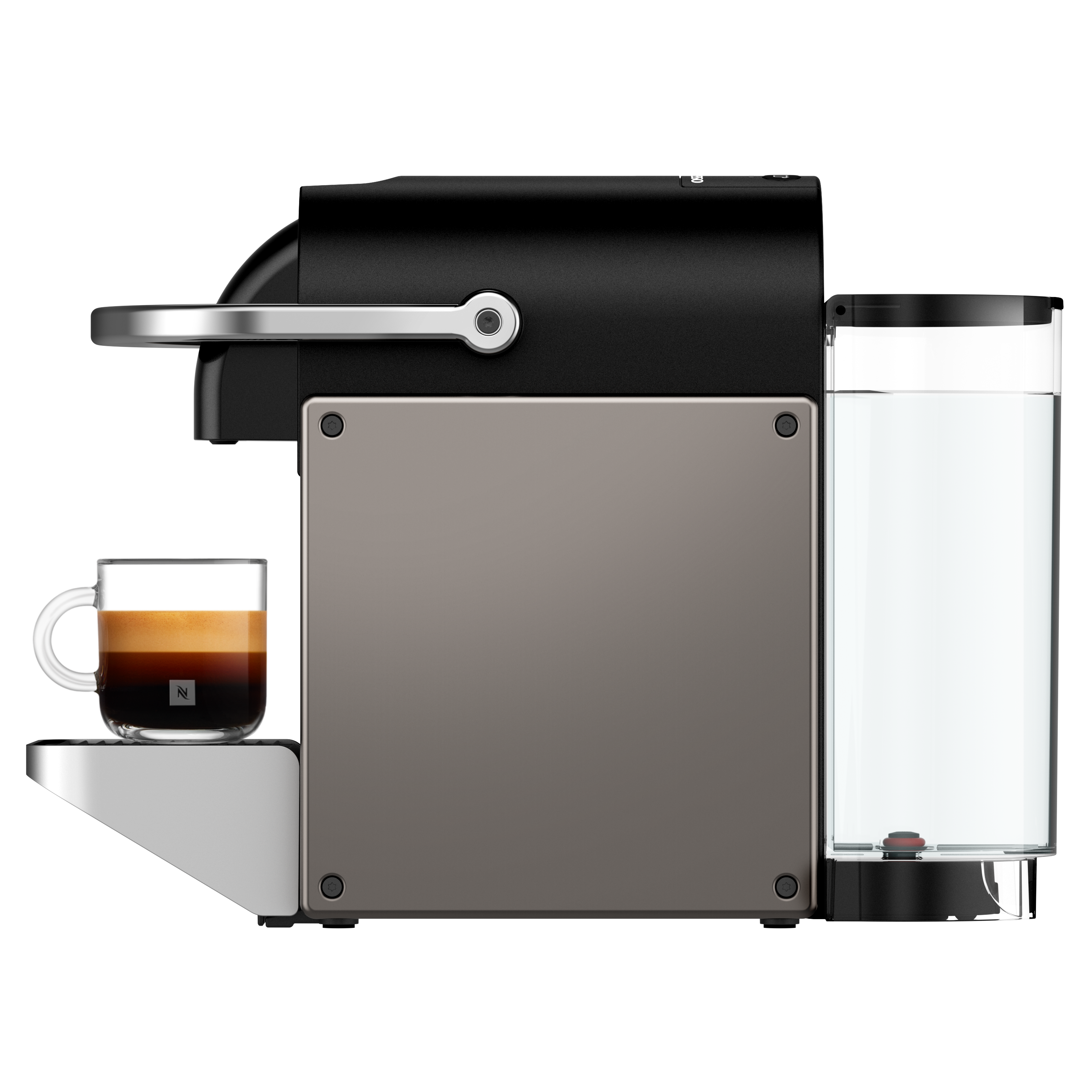 Una máquina Nespresso negra y gris con una taza de café. Un depósito de agua es visible en el lado derecho.