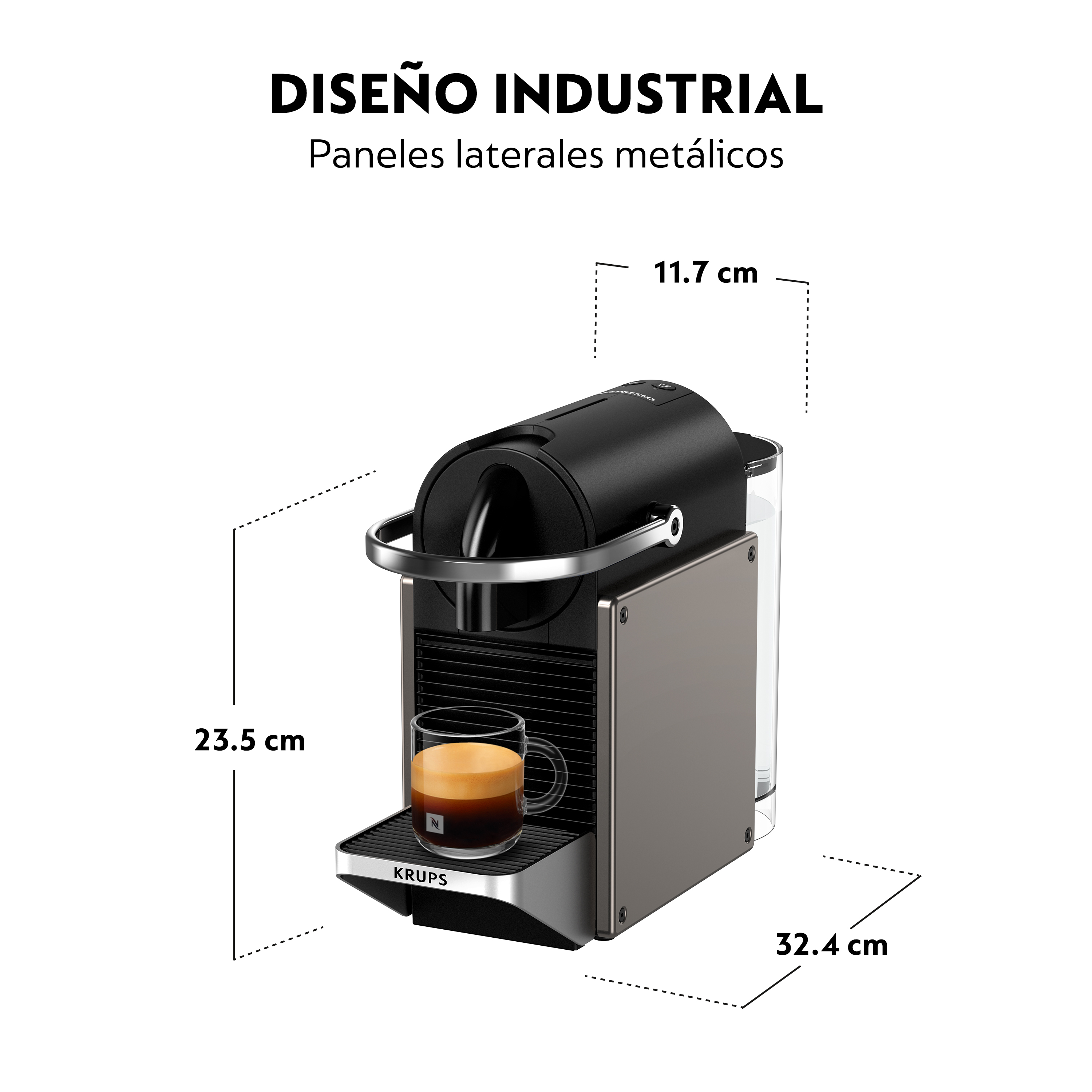 Una cafetera Nespresso con un vaso de café. Tiene paneles laterales metálicos y dimensiones indicadas.
