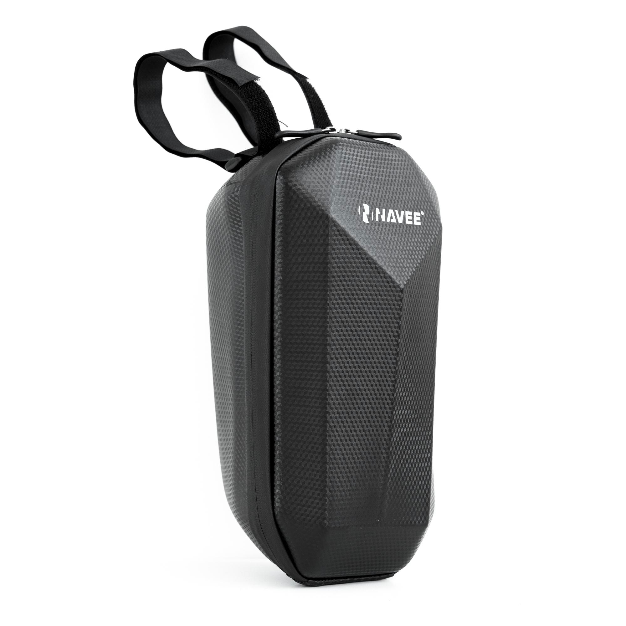 Eine schwarze, strukturierte Tasche mit Griff, die Marke 'NAVEE' ist sichtbar. Sie steht vor weißem Hintergrund.