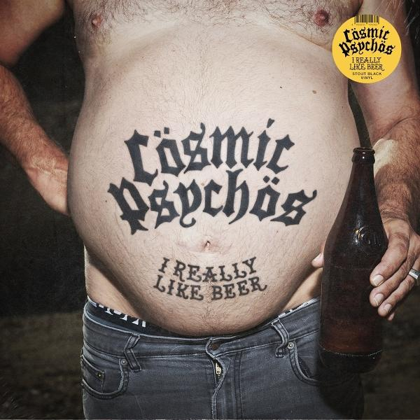 Der Torso eines Mannes mit Bierflasche. Ein Tattoo zeigt 'Cosmic Psychos I Really Like Beer'. Eine Schallplatte ist auch zu sehen.