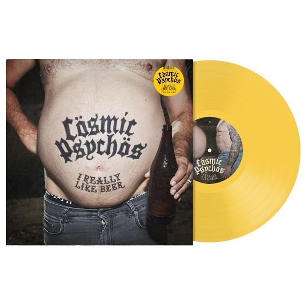 Ein Mann mit Bierflasche und Tattoo auf dem Bauch mit der Aufschrift 'Cosmic Psychos I Really Like Beer' neben einer gelben Schallplatte.