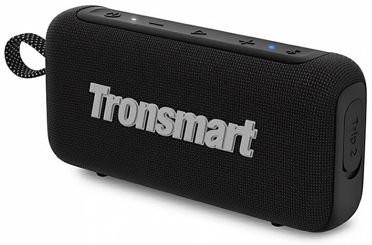 Czarny głośnik Tronsmart Trip 2. Ma przyciski sterowania na górze i pasek. Nazwa marki jest widoczna z przodu.