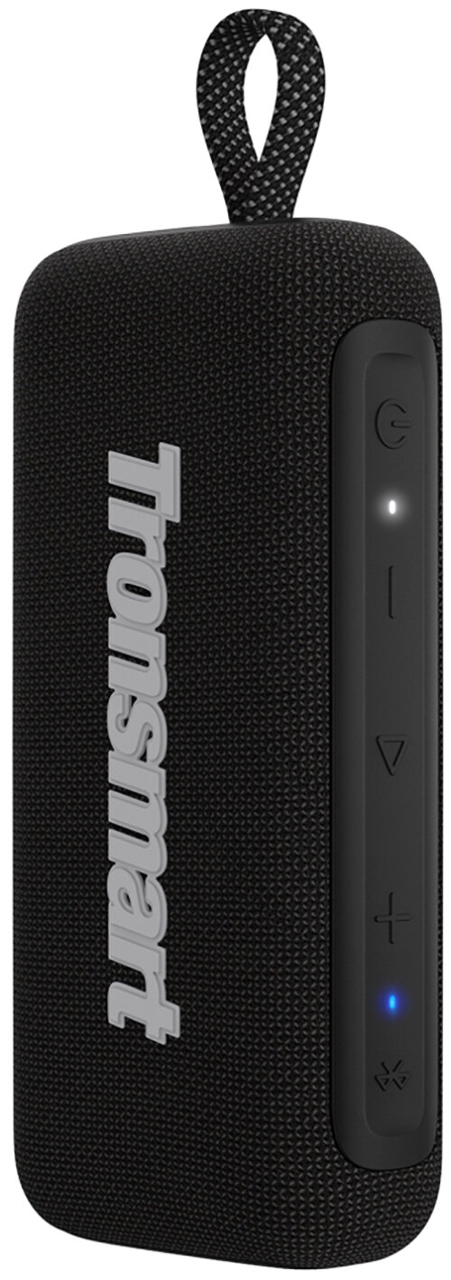 Czarny głośnik Tronsmart z przyciskami sterowania i uchwytem. Widoczne logo Tronsmart. Głośnik ma fakturę tkaniny.