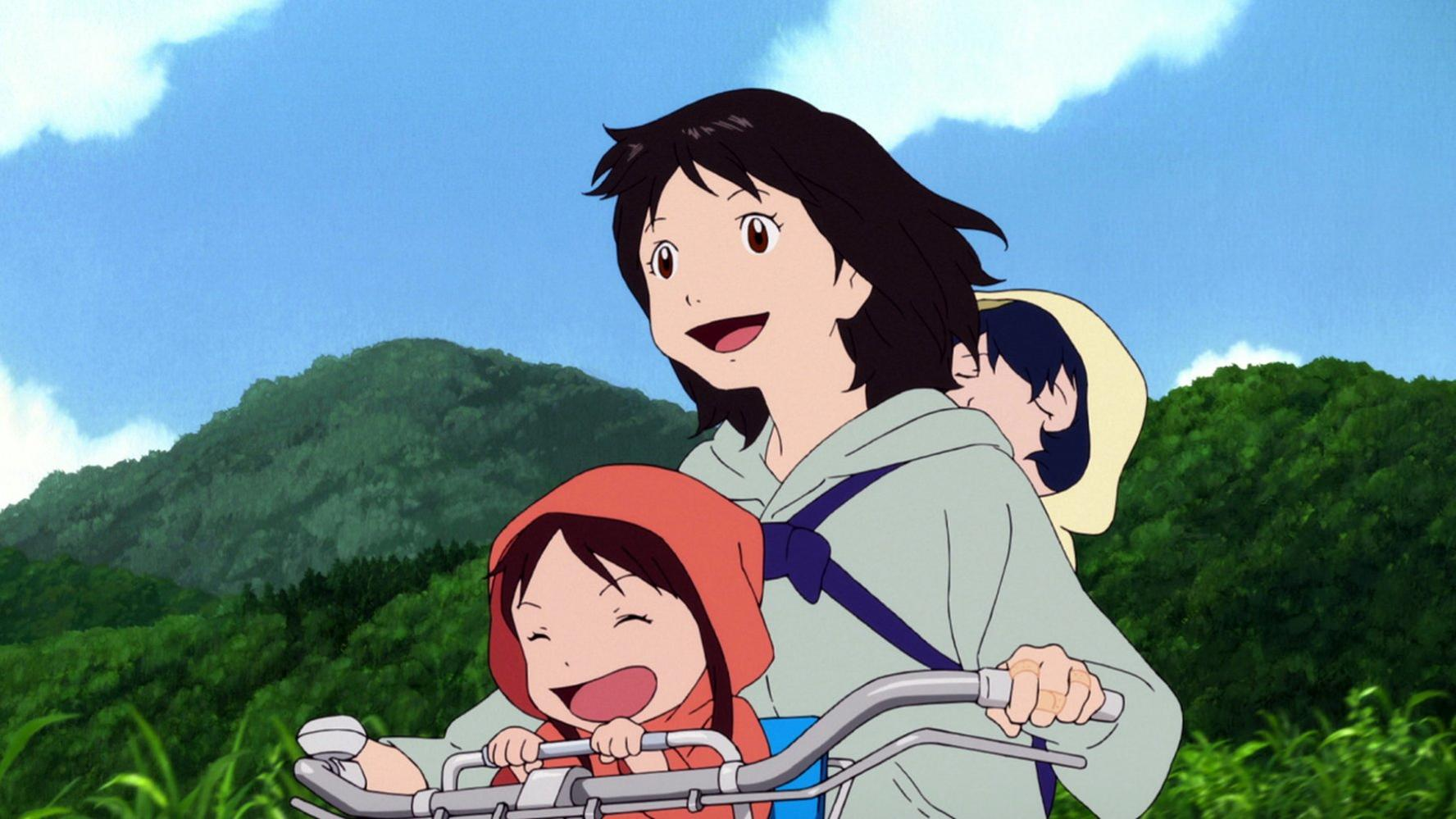 Anime-Szene einer Frau auf einem Fahrrad mit zwei Kindern. Ein Kind mit roter Kapuze. Grüne Hügel im Hintergrund, blauer Himmel.
