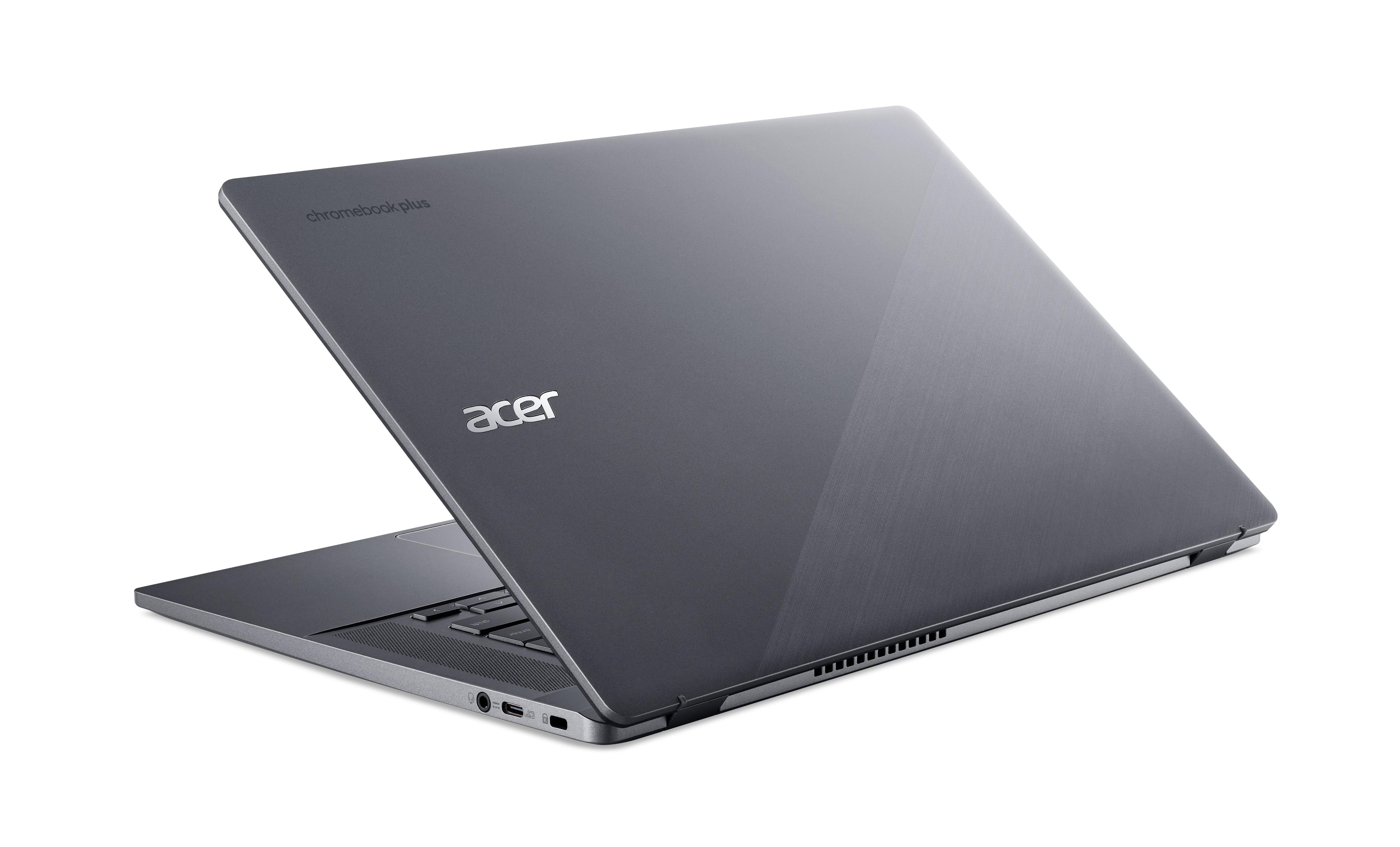Ein dunkelgrauer Acer Chromebook Plus Laptop ist leicht geöffnet auf weißem Hintergrund. Das Acer-Logo und Chromebook Plus sind sichtbar.