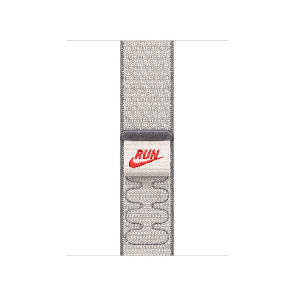 Egy szürke Nike szíj piros "RUN" logóval. A szíj mintás textúrájú és egyedi hullámos varrásmintával rendelkezik.