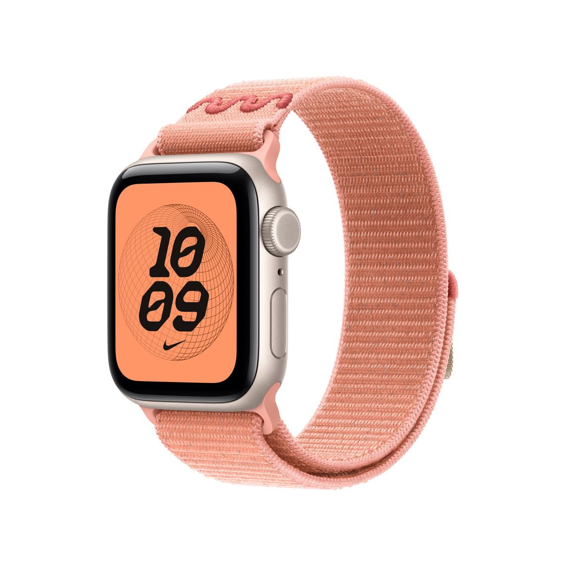 Egy barack színű Apple Watch, hozzáillő szíjjal, 10:09-et mutat. Az óra fehér háttér előtt van.