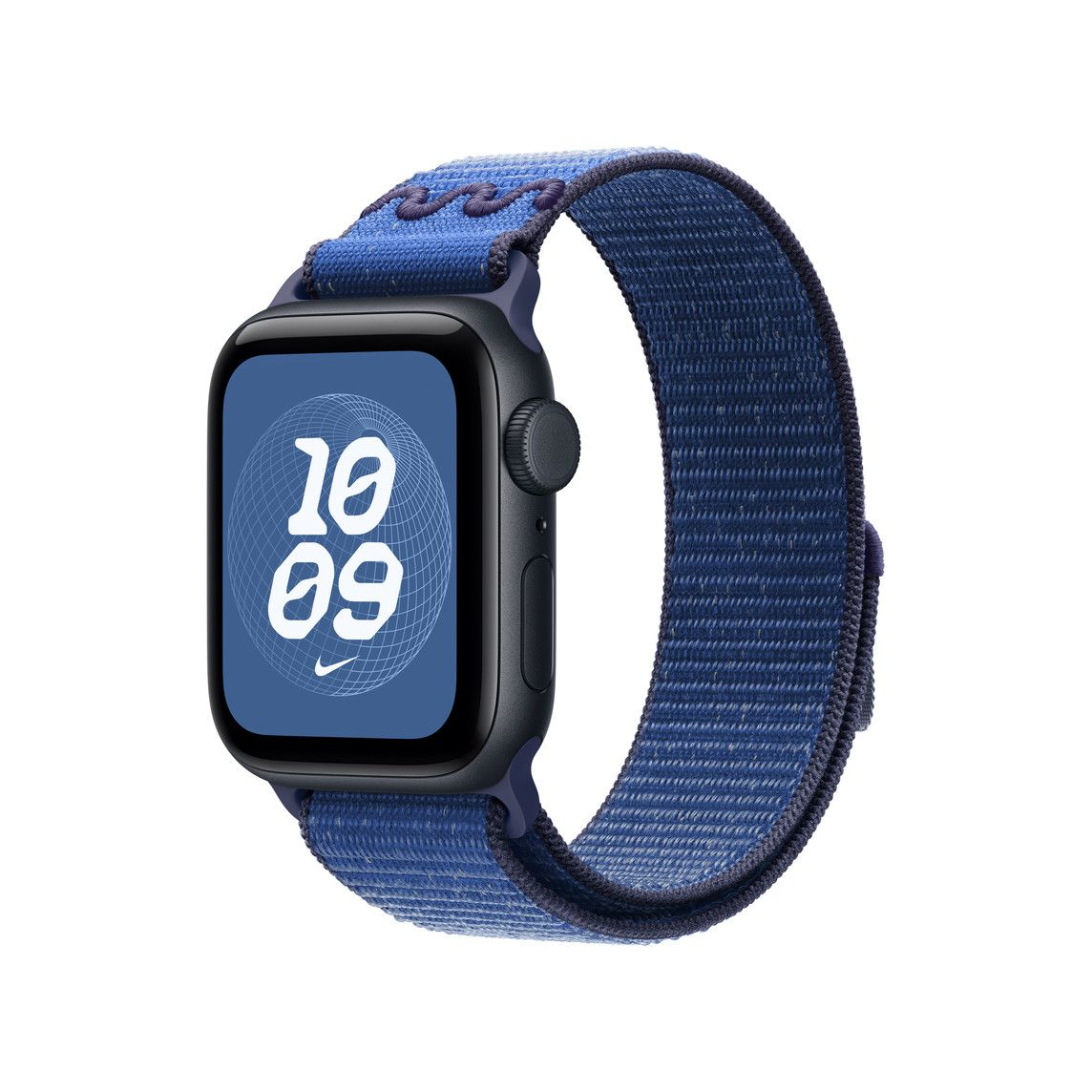 Fekete Apple Watch kék szövet szíjjal. A számlap 10:09-et és a Nike logót mutatja. Fehér háttér.