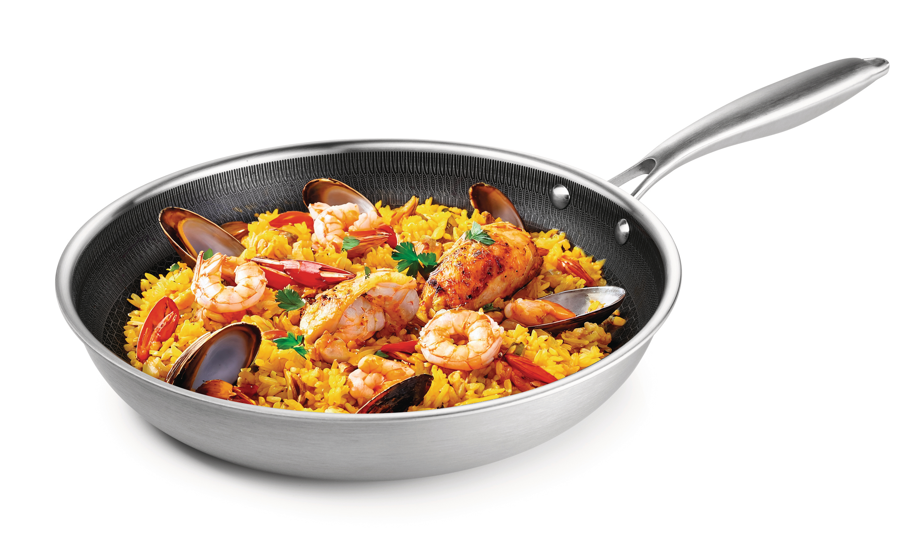 Paella in einer Pfanne. Sie enthält Reis, Garnelen, Muscheln, Hühnchen und Gemüse. Die Pfanne ist silberfarben, vor weißem Hintergrund.