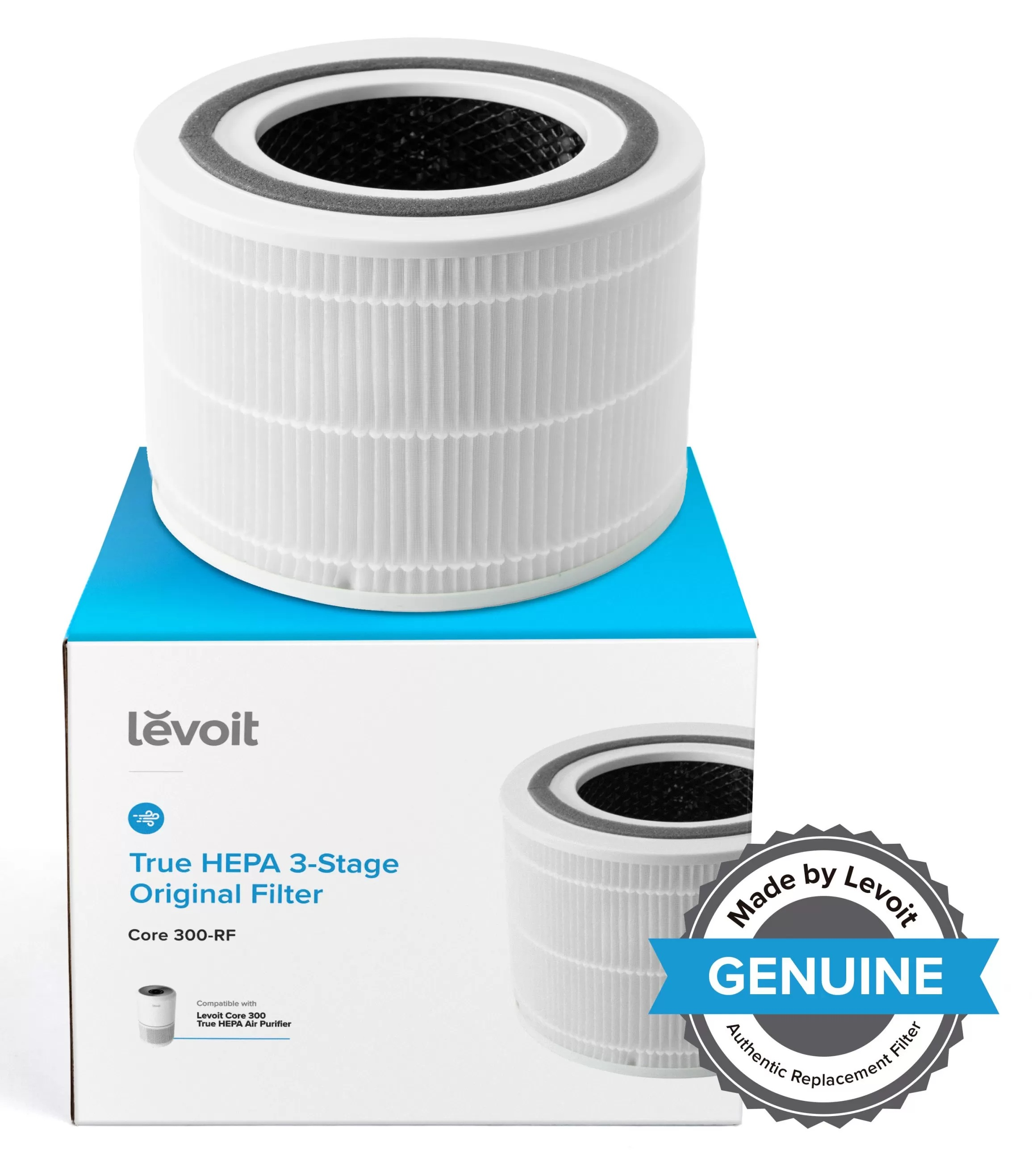 Biały filtr powietrza stoi na niebieskim pudełku. Filtr jest oznaczony jako True HEPA 3-Stage Original Filter, firmy Levoit.