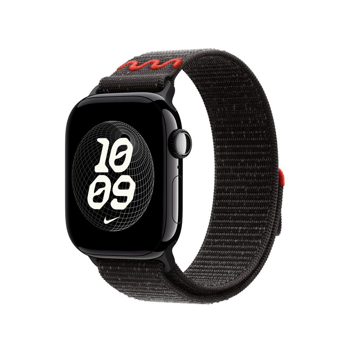 Fekete Apple Watch fekete-piros szíjjal, 10:09-et mutatva. Az óra fehér háttéren van.