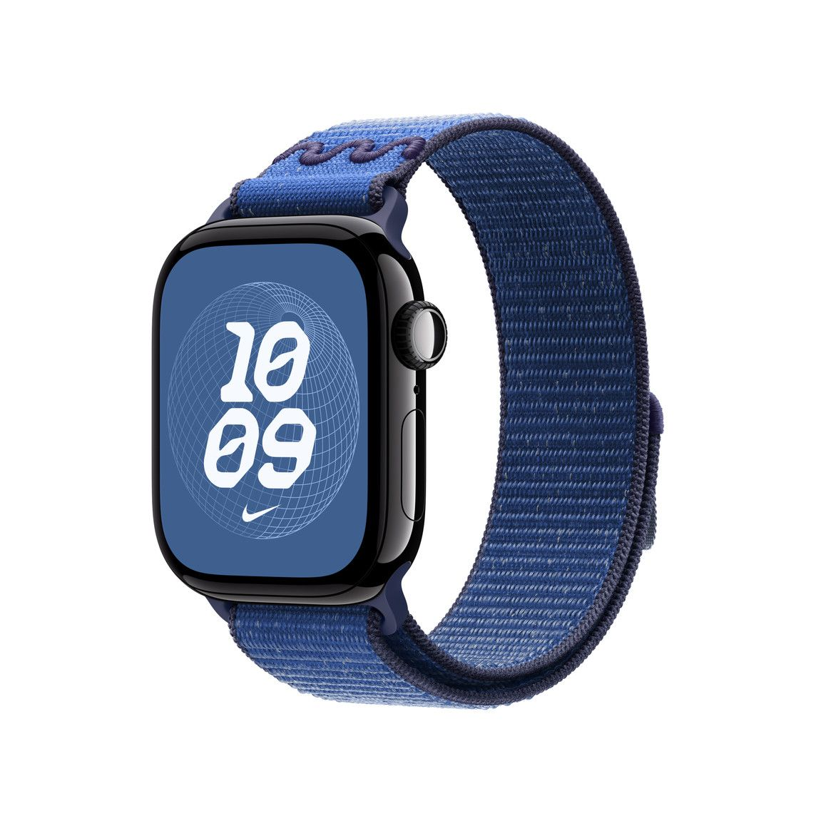 Kék Apple Watch, hozzáillő szíjjal. A számlapon a 10:09-es idő látható. A háttér fehér.
