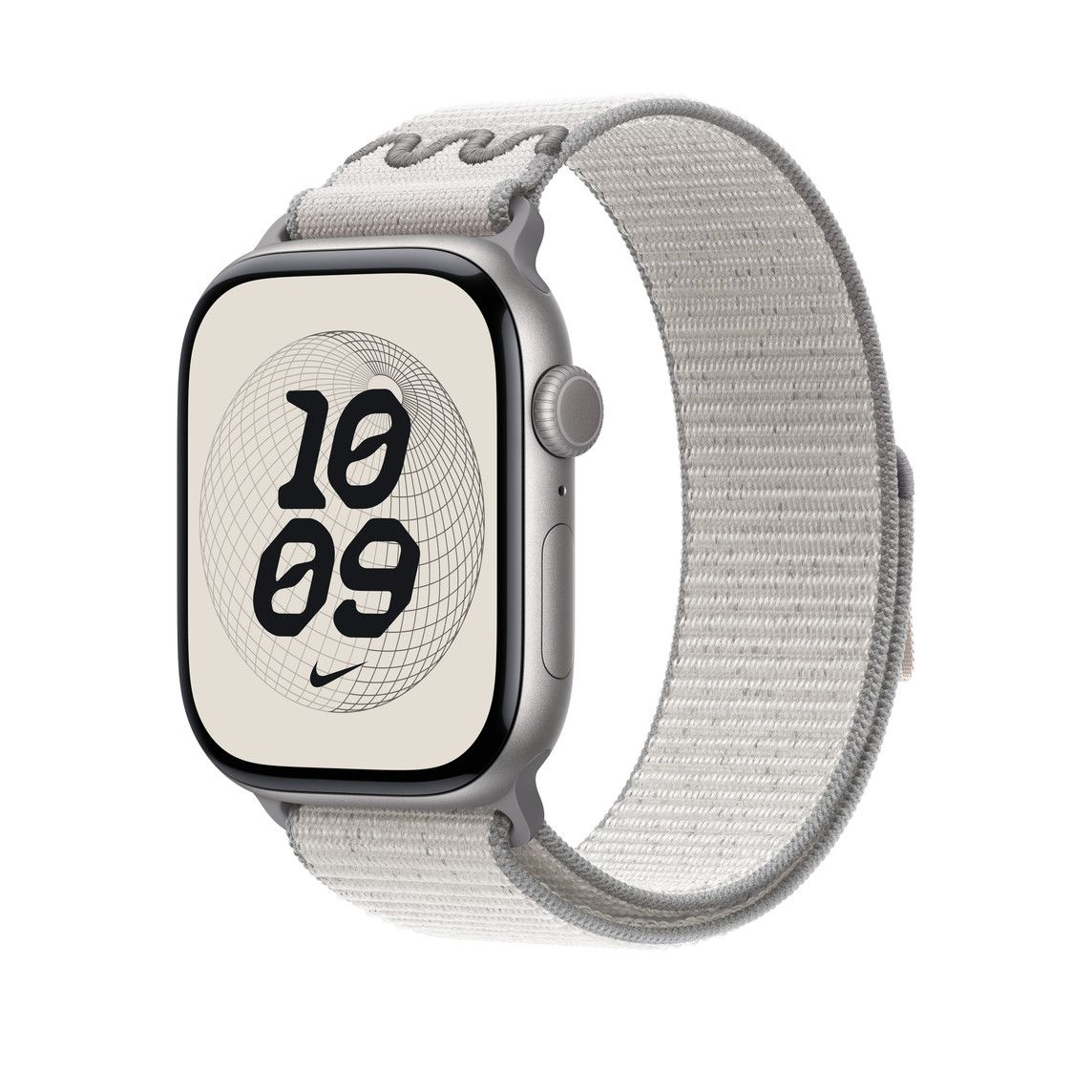 Egy ezüst Apple Watch világosszürke szövet szíjjal. Az óralap a '10:09' időt és egy Nike logót mutat.
