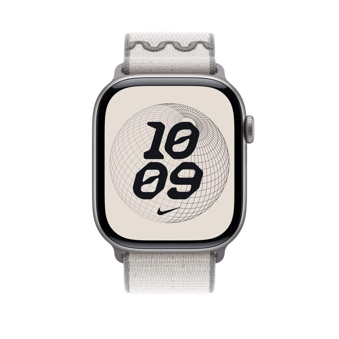 Egy ezüst Apple Watch fehér szíjjal és számlappal, amely 10:09-et mutat. A Nike logója látható alul.