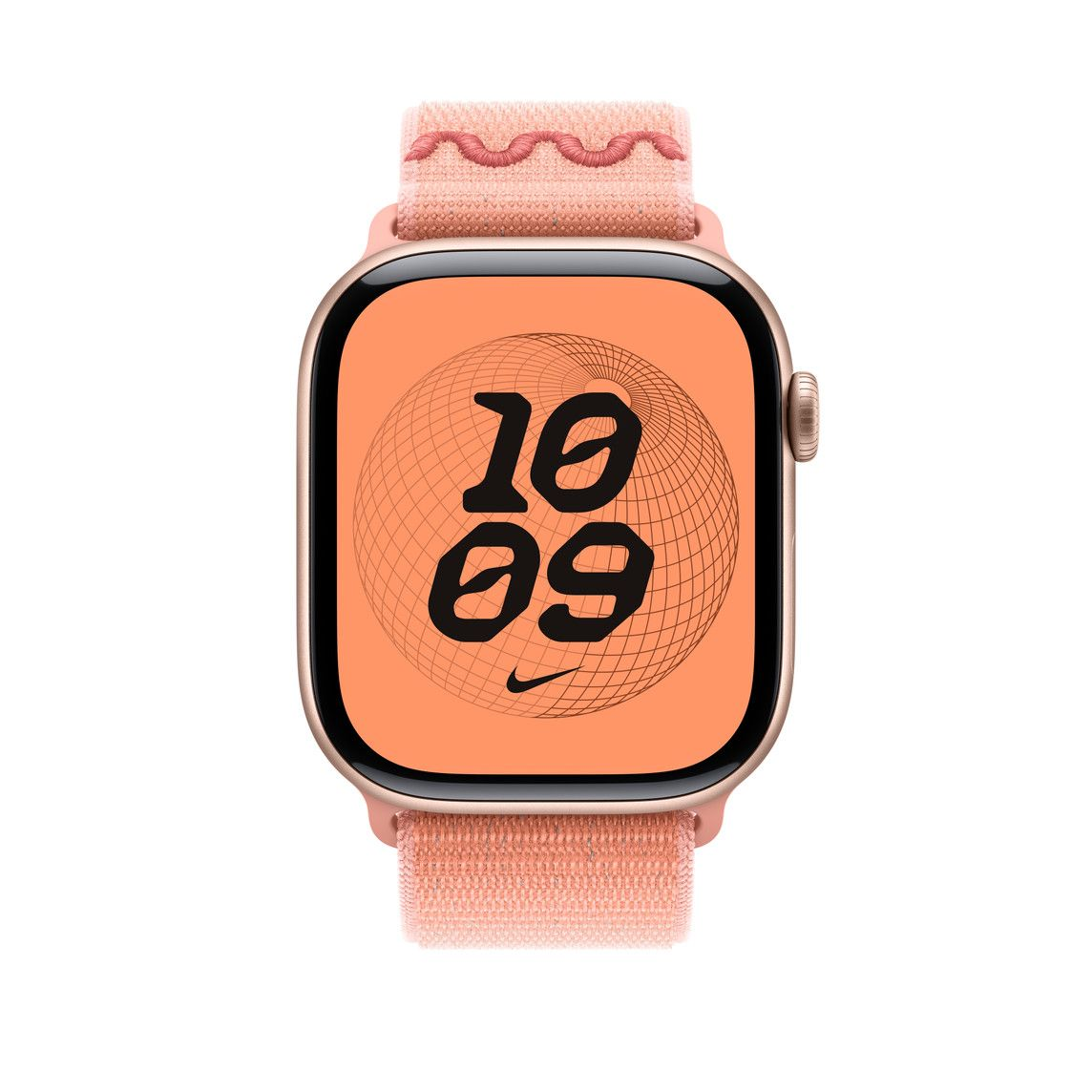 Egy barack színű szíjjal ellátott Apple Watch 10:09-et mutat. Az óralap gömb dizájnnal és a Nike logójával rendelkezik.