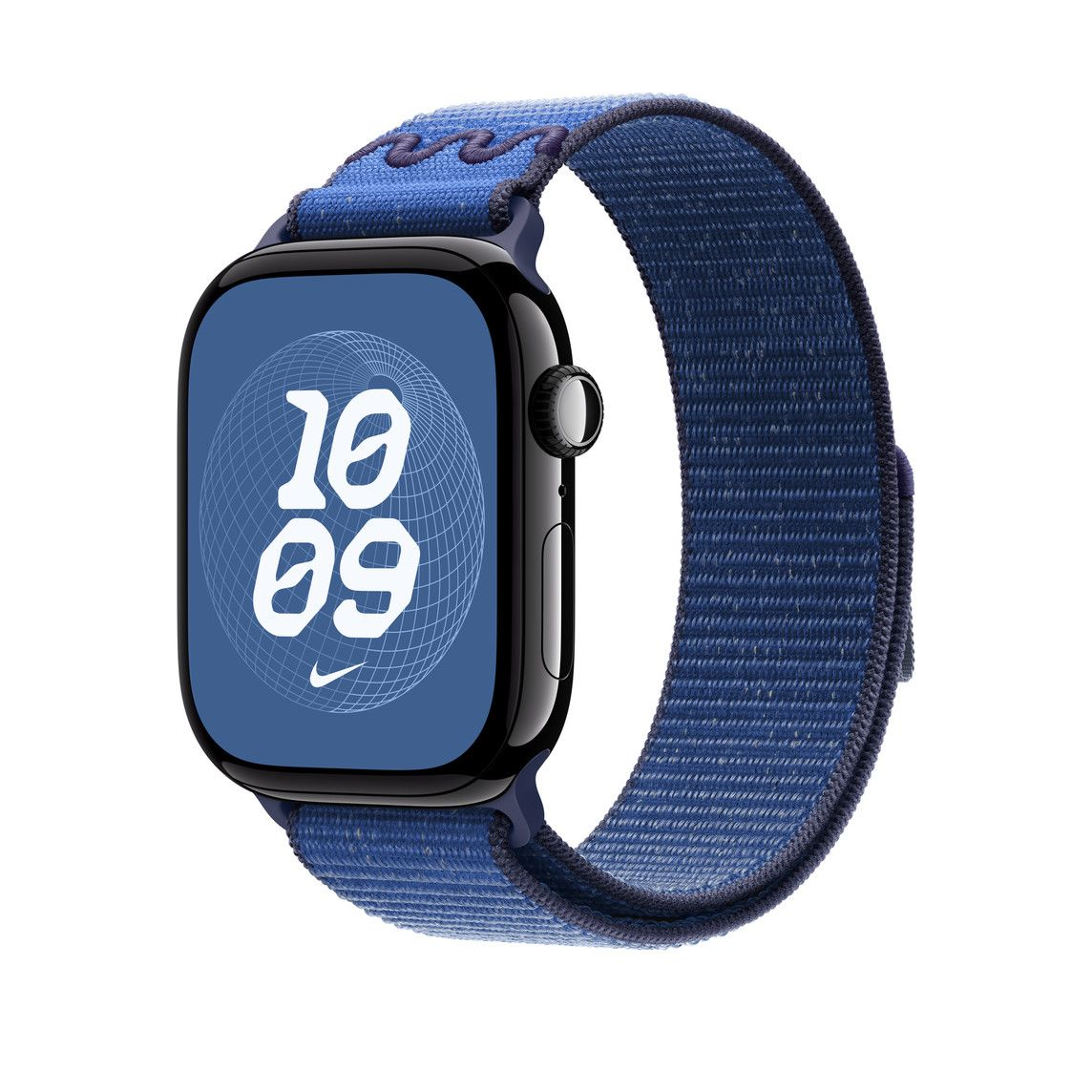 Kék Apple Watch kék szíjjal. A képernyőn a 10:09 idő látható. Az óra fehér háttéren van.