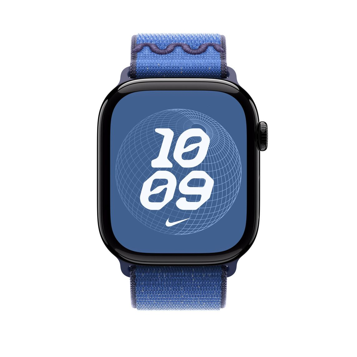 Kék Apple Watch kék szíjjal. A számlap a '10:09' időt mutatja Nike logóval. A háttér egy világtérkép.