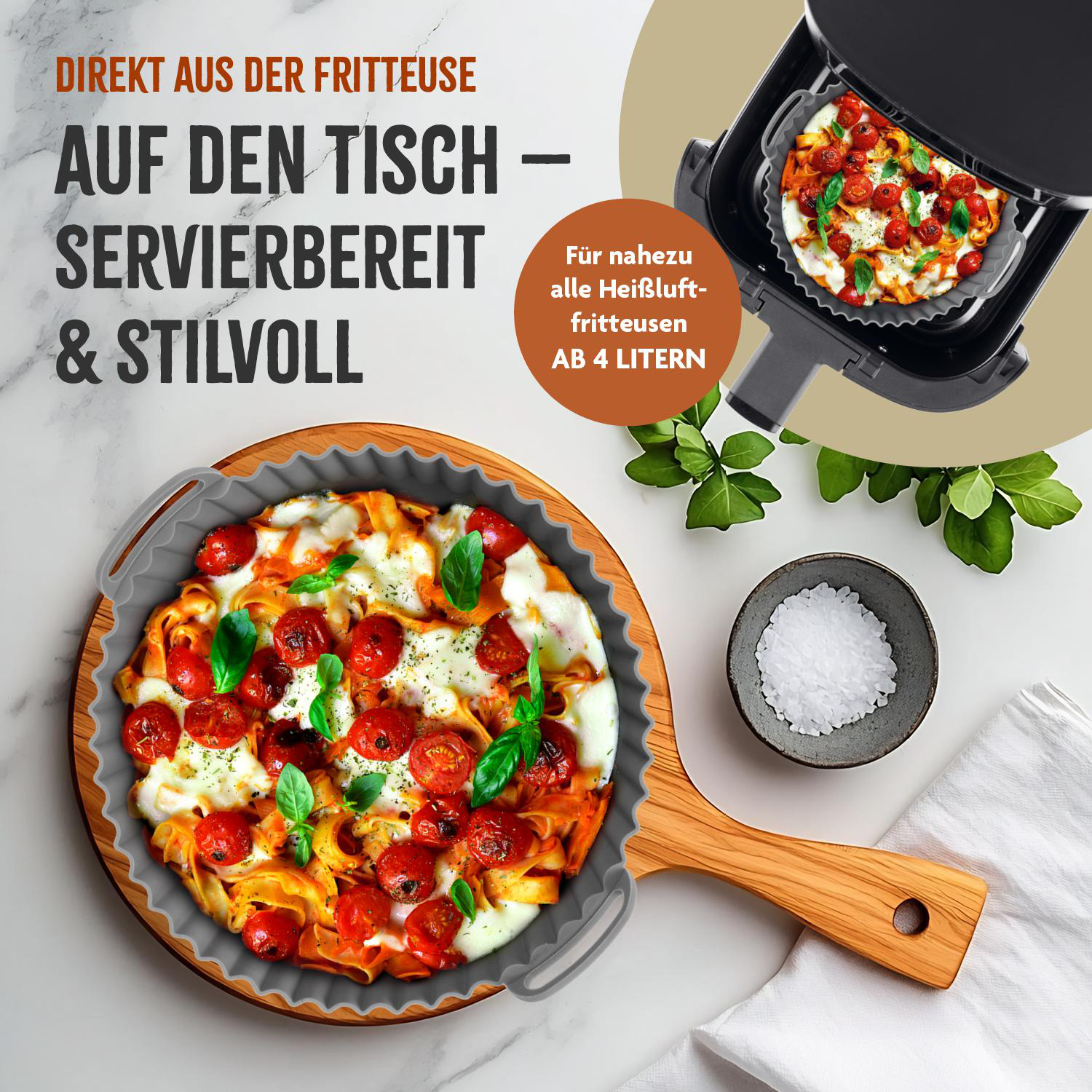 Pizza mit Tomaten in einer grauen Form auf einem hölzernen Servierbrett. Im Hintergrund ein Airfryer, Text wirbt für das Produkt.
