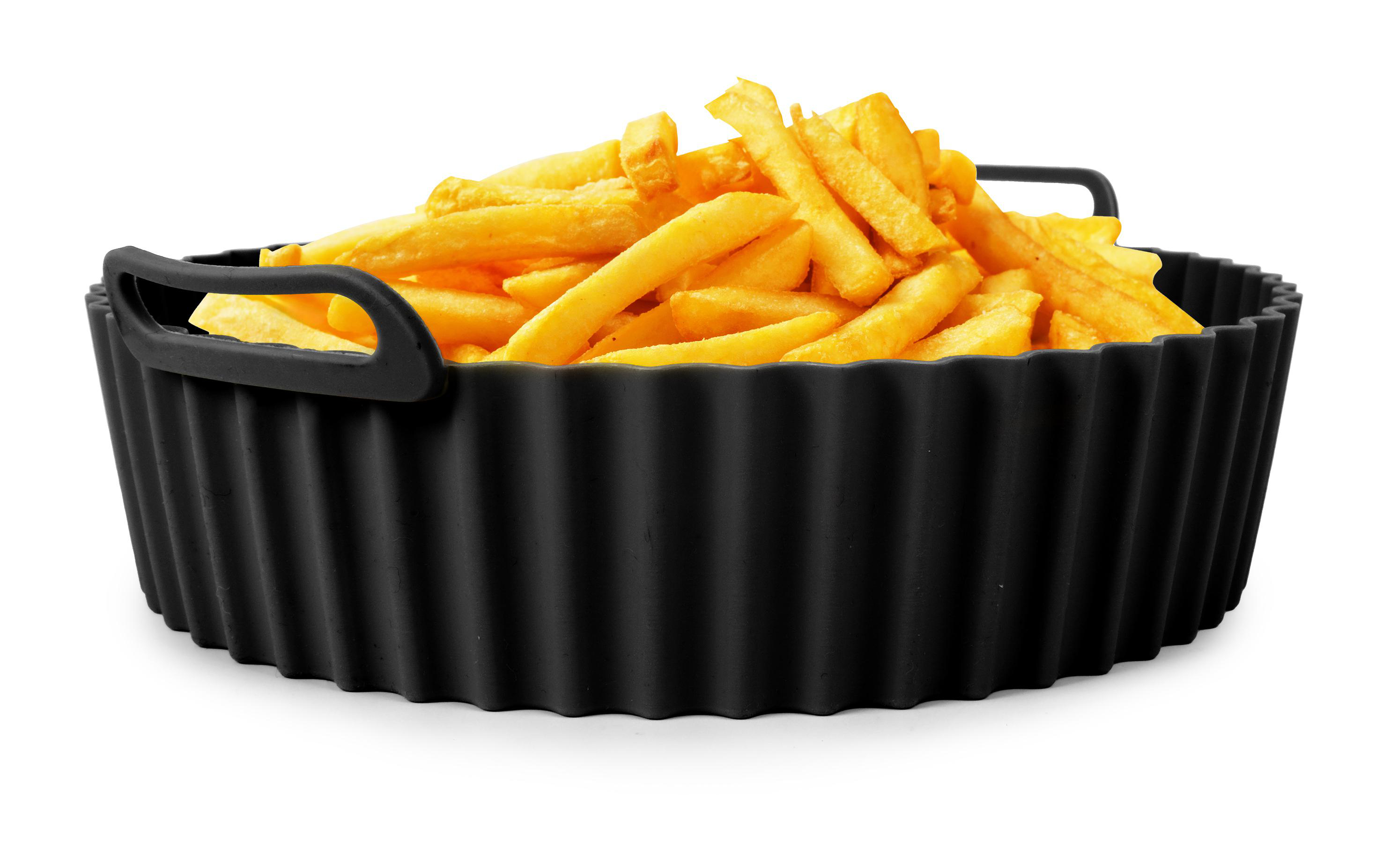 Eine schwarze Schüssel mit goldenen Pommes Frites. Die Schüssel hat Griffe und steht auf weißem Hintergrund.
